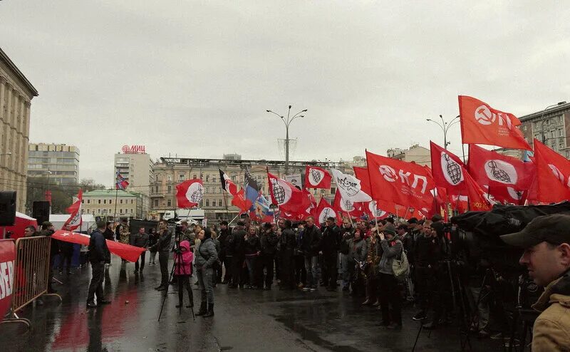 Левые коммунисты выступали против. Красный марш. Рот фронт марш. Левые марши в России. Живой журнал красный марш.