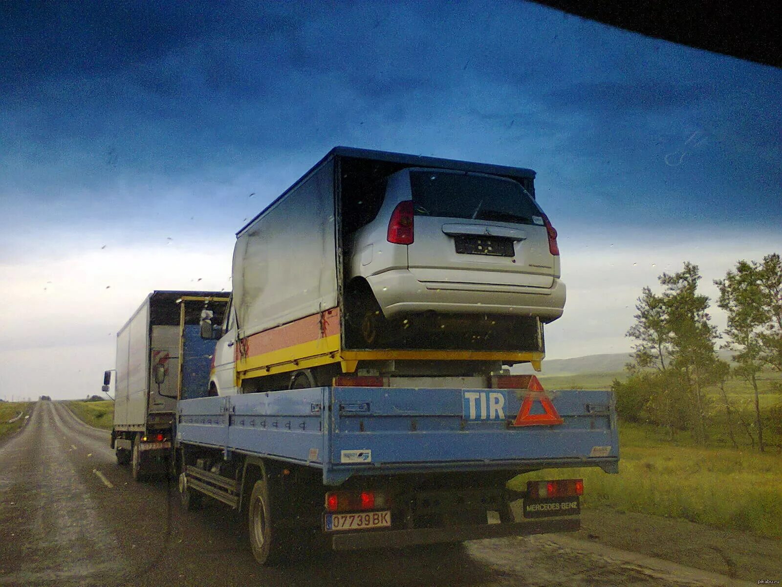 Газель везет. КАМАЗ тащит КАМАЗ В котором Газель. Кузов грузовика. КАМАЗ который везет КАМАЗ В котором. Грузовик в кузове грузовика.