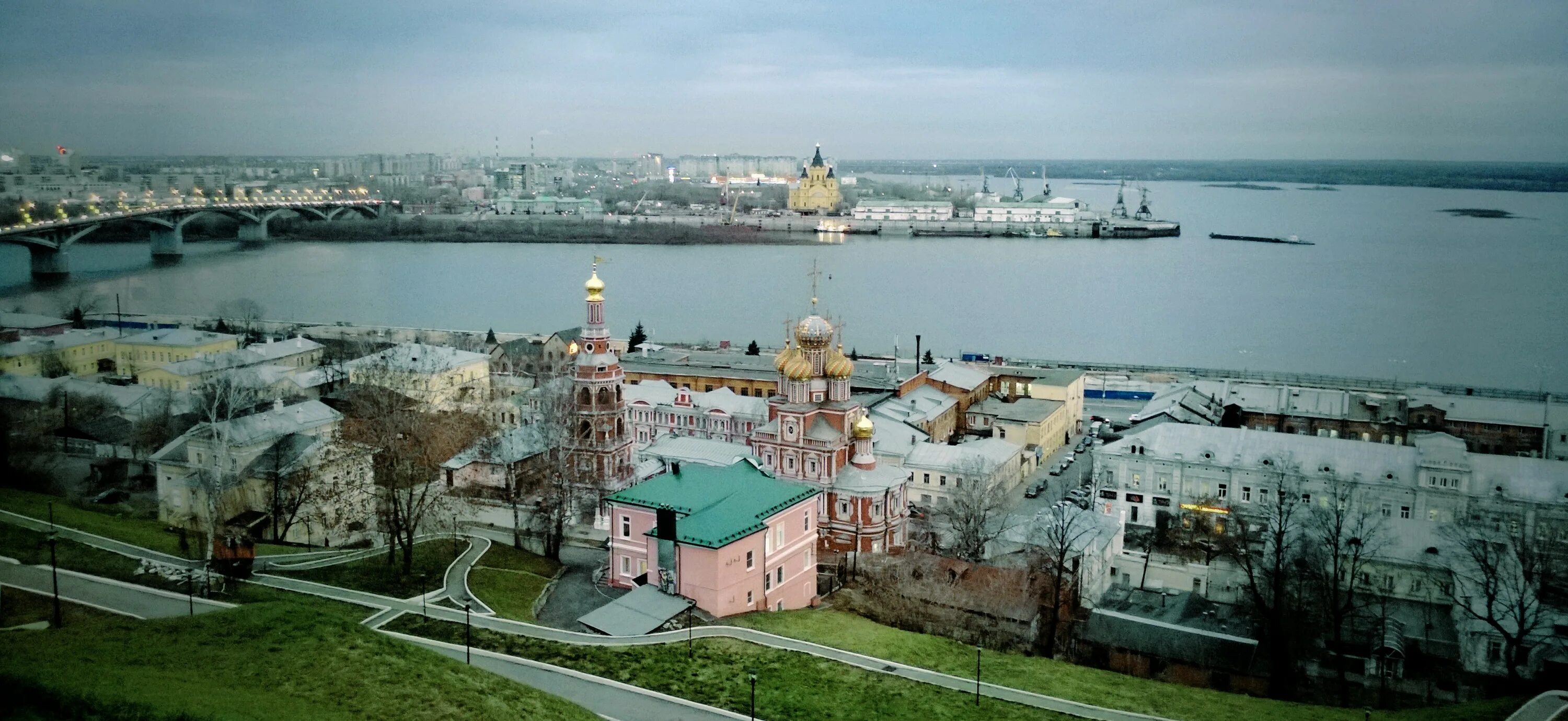 Частники нижнего новгорода. Вид на стрелку Нижний Новгород от собора. Стрелка Оки и Волги в Нижнем Новгороде. Храм на стрелке в Нижнем Новгороде. Нижний Новгород стрелка зимой.