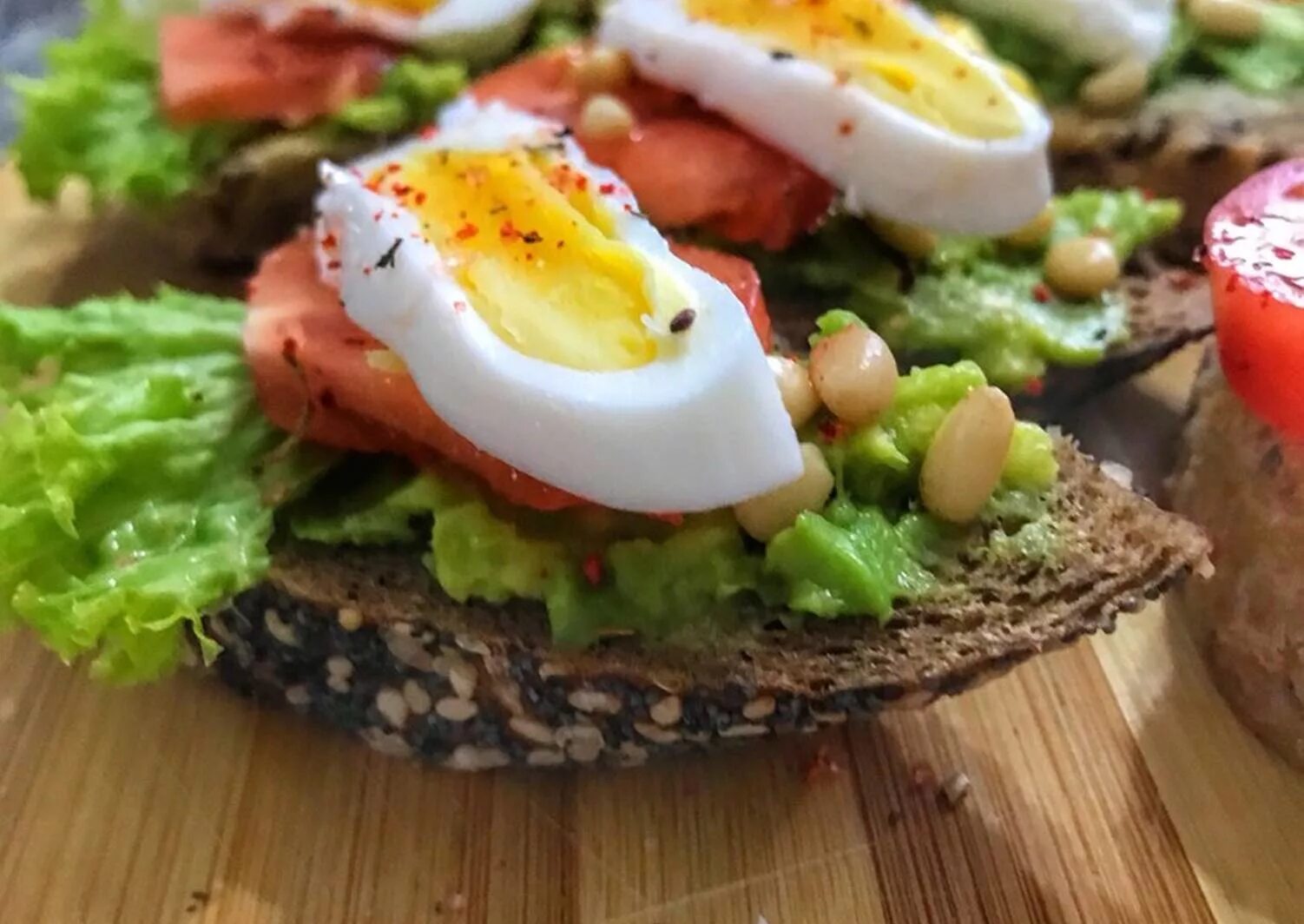 Пп бутерброды на завтрак. Пп бутерброды. Сэндвич с рикоттой и лососем. Сэндвич с авокадо. Бутерброды с хлебцами.