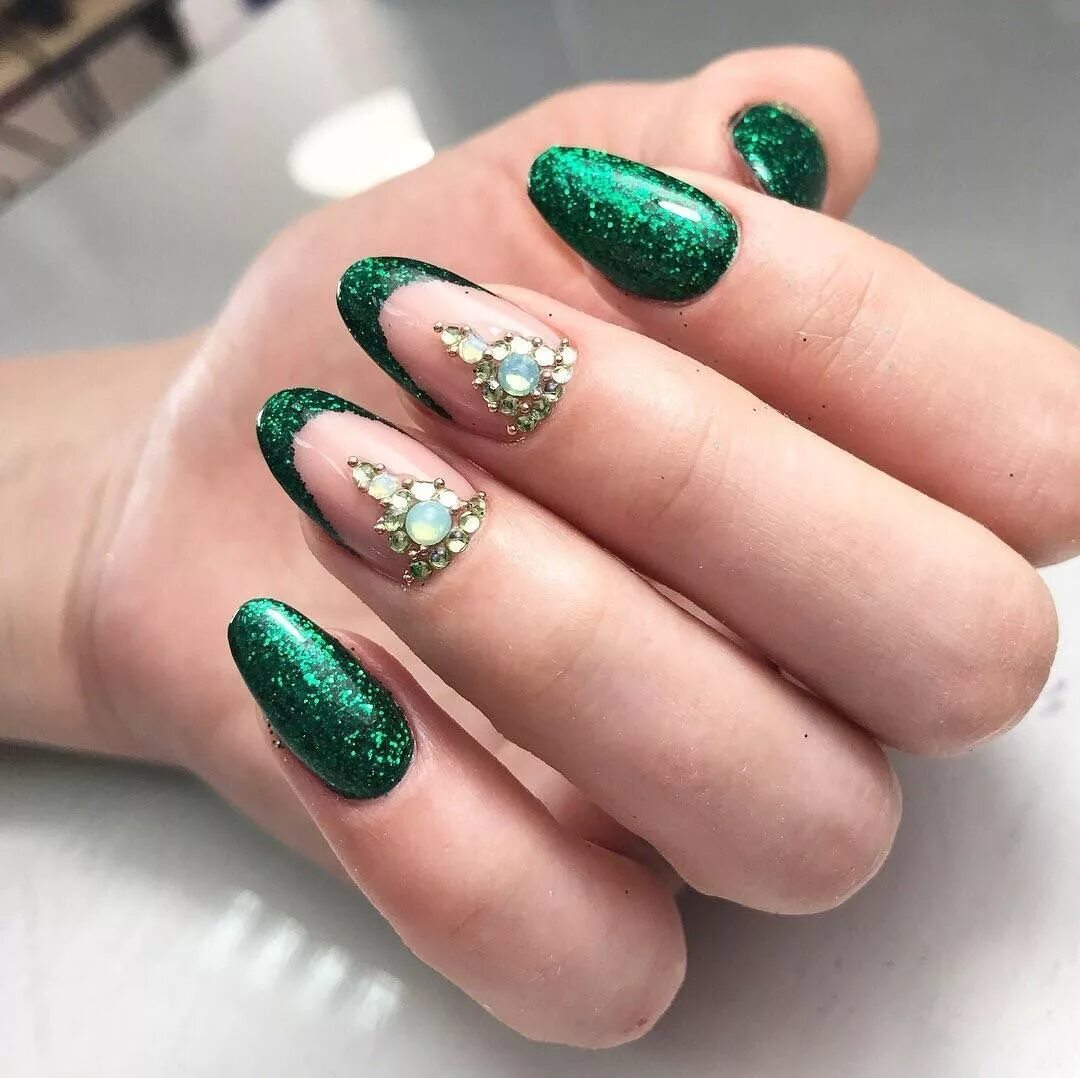 Шеллак малахит. Новогодний маникюр зеленый с белым. Маникюр 2022 изумруд втирка. Изумрудный шиммер. Изумрудный маникюр 2022.