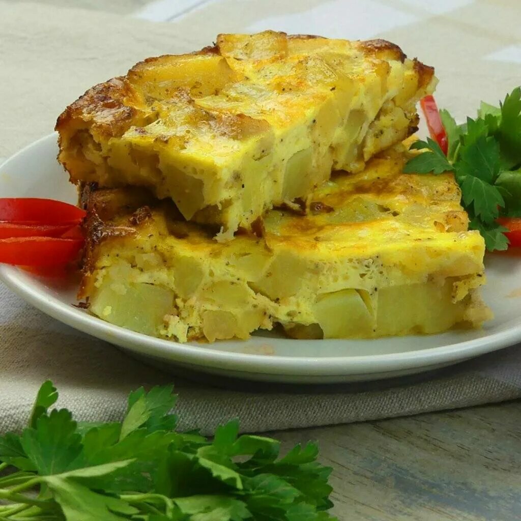 Картофельная запеканка в духовке с куриным фаршем. Запеканкакортофельная. Запеканка. Запеканка с картошкой. Рыбная запеканка с картофелем.