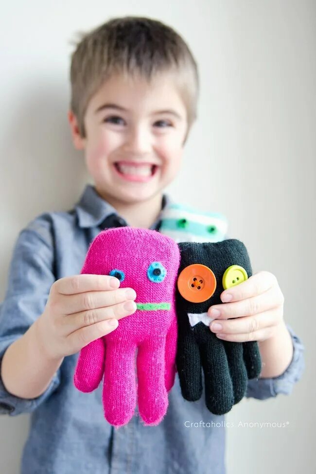 Вставляют игрушки. Игрушка из перчатки. Игрушки из перчаток. Мягкие игрушки для детей. Мягкая игрушка на руку.
