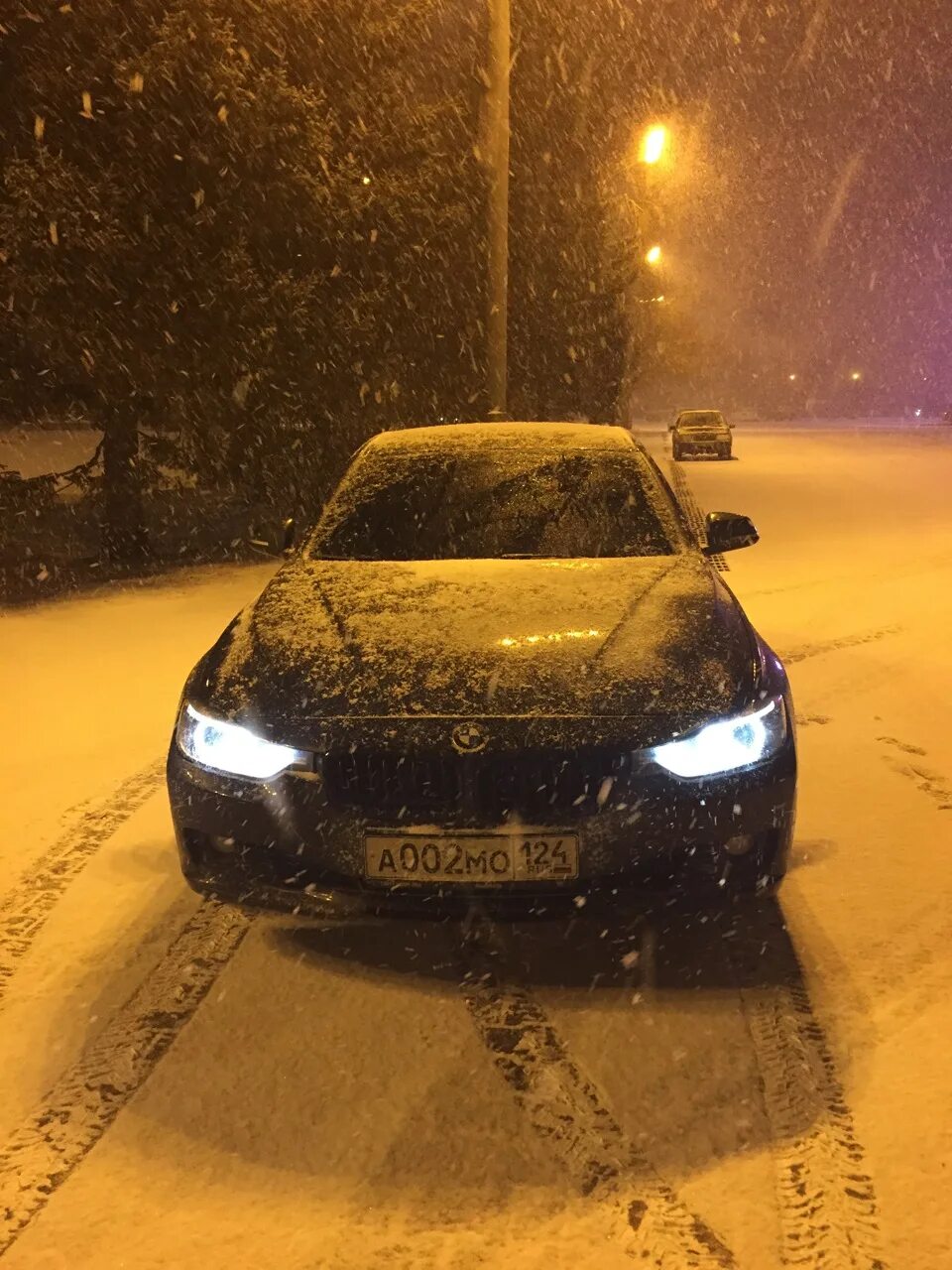Снег м 4. Bmw в снегу ночью. м5 в снегу. машина бмв ночь снег. бмв в москве снег.
