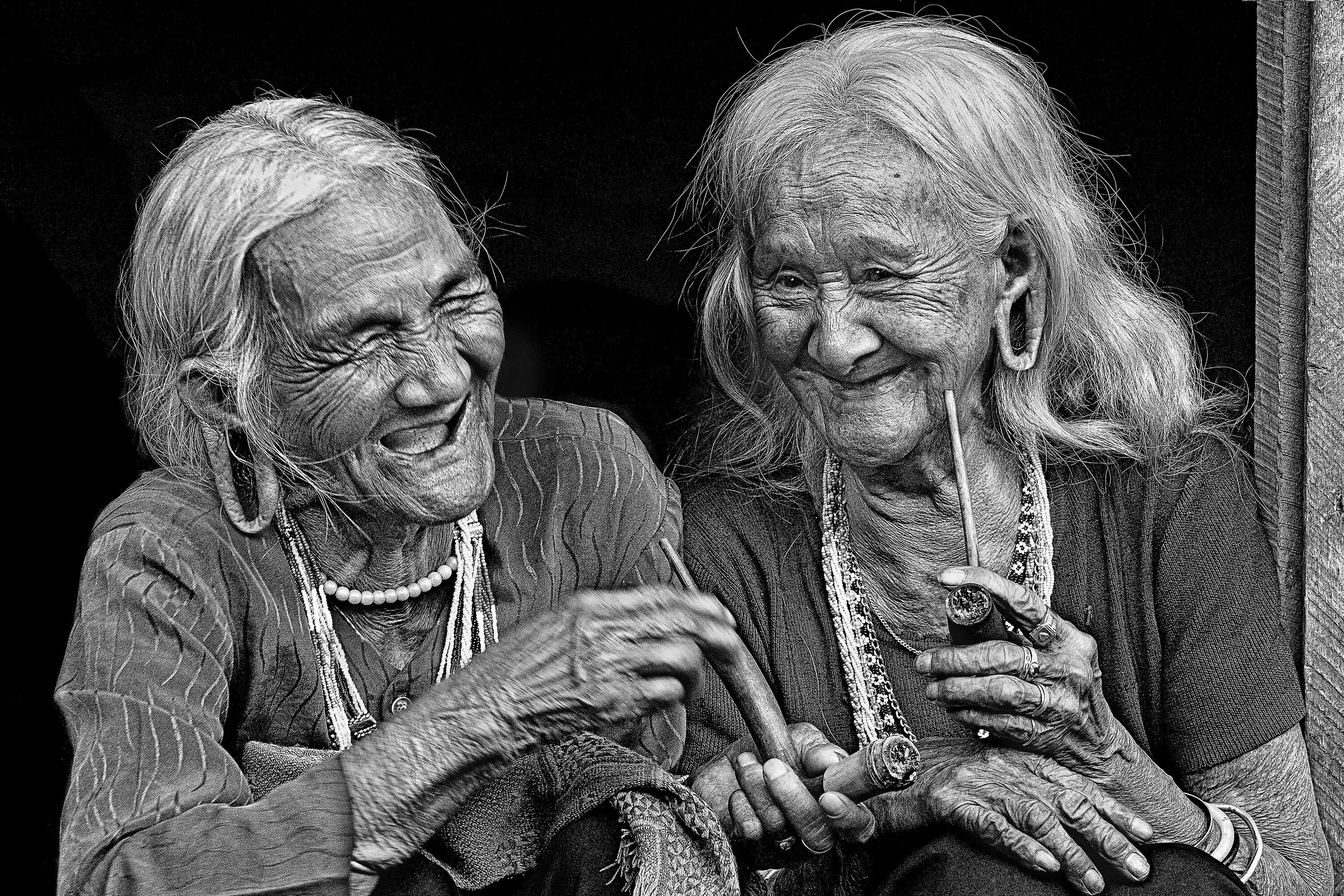 Бабушка смеется. Старые подруги. Веселая старость. Старушка смеется. Старая подруга мамы