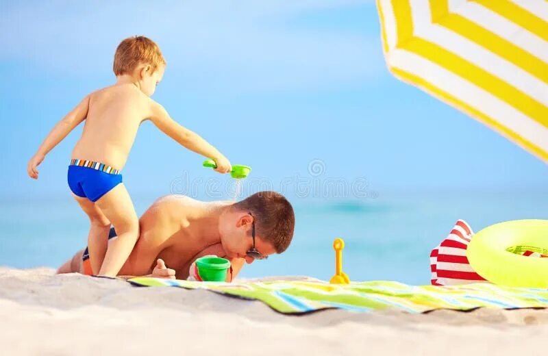 Массаж папа сыну. Мальчик с папой на пляже. Голенькая с папой на пляже. Оседлали папу. Шаловливый сынок.