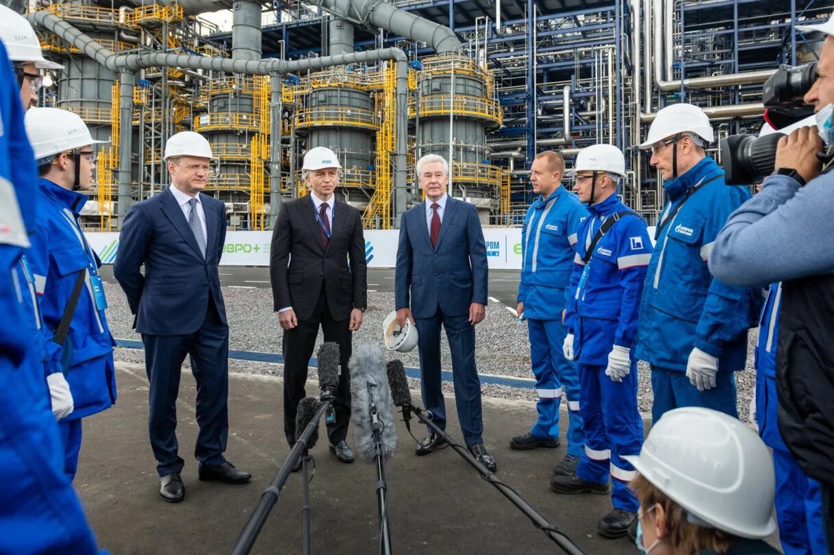 Директор нефтеперерабатывающего завода