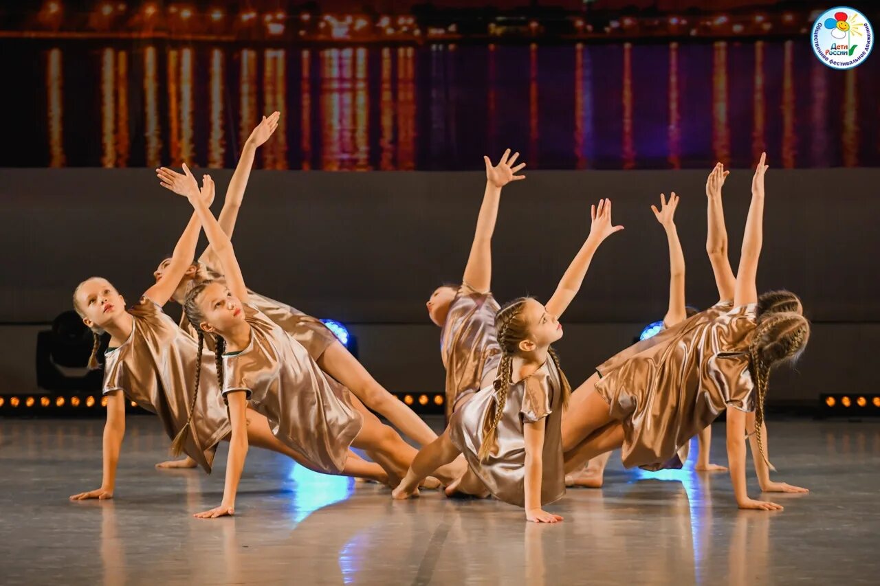 танцевальное пространство. танцы где работать. современные танцы. хореограф. танцевальная репетиция.