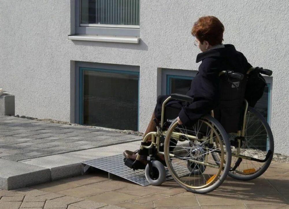 Инвалиды люди с ограниченными возможностями. Доступная среда для инвалидов. Человек в инвалидной коляске. Физические барьеры для инвалидов. Трудности инвалидов.
