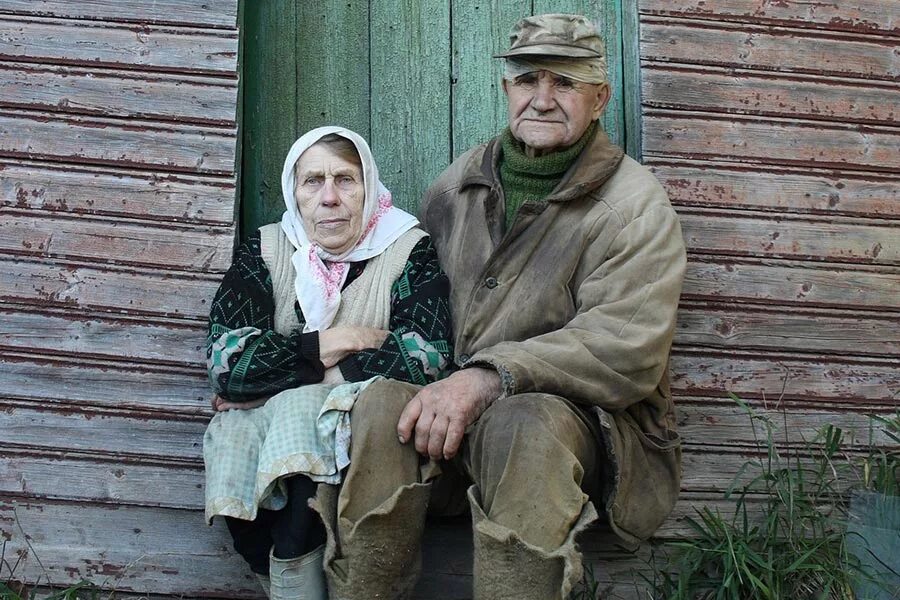 Деревня пенсионеров. Пенсионеры в деревне. Старики в деревне. Бедные бабушки и дедушки. Пожилые люди в деревне.