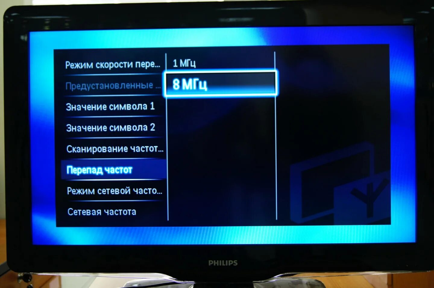 Как настроить телевизор филипс на цифровые. Каналы на телевизоре. Канал зашифрован на телевизоре. Переключение каналов на телевизоре Филипс. Символьная скорость цифрового телевидения.