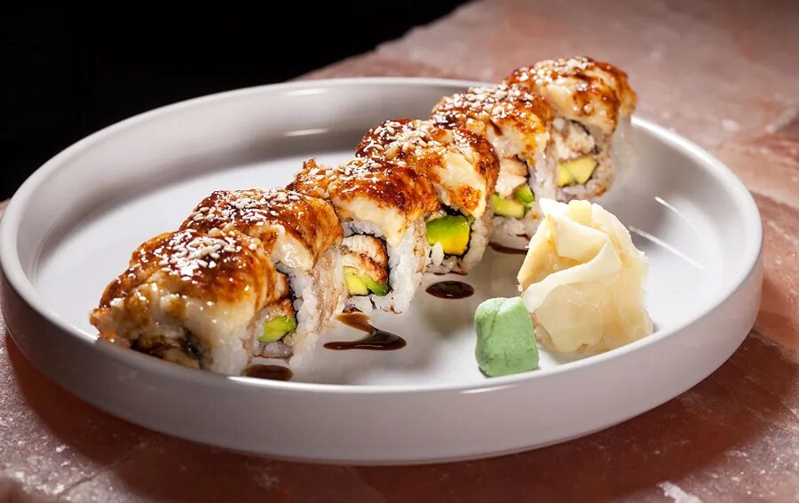 рыбный суп азиатской кухня. азиатский рыбный суп. салаты на бизнес ланч в кафе. набэ удон. токио сити суши.