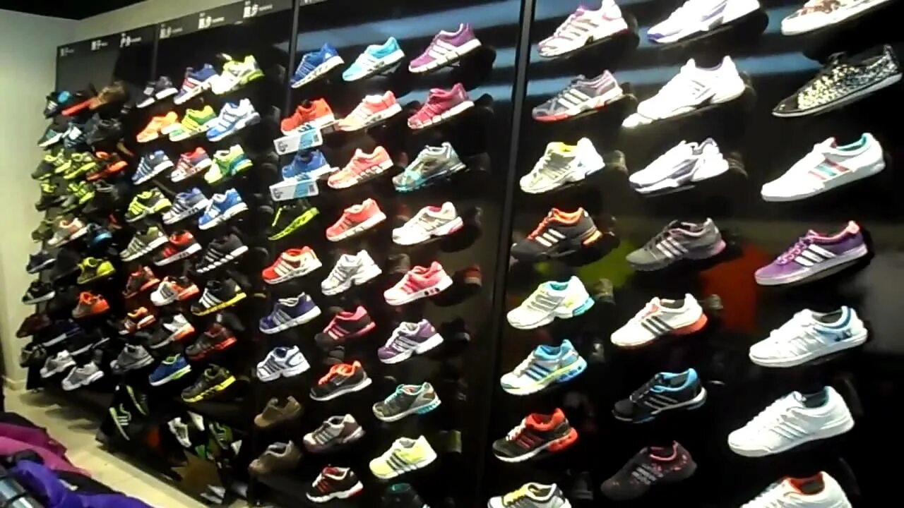 Магазин кроссовок. Витрина магазина кроссовок. Nike rise гуанчжоу. Обувь адидас в бангкоке. Кроссовок китайский.