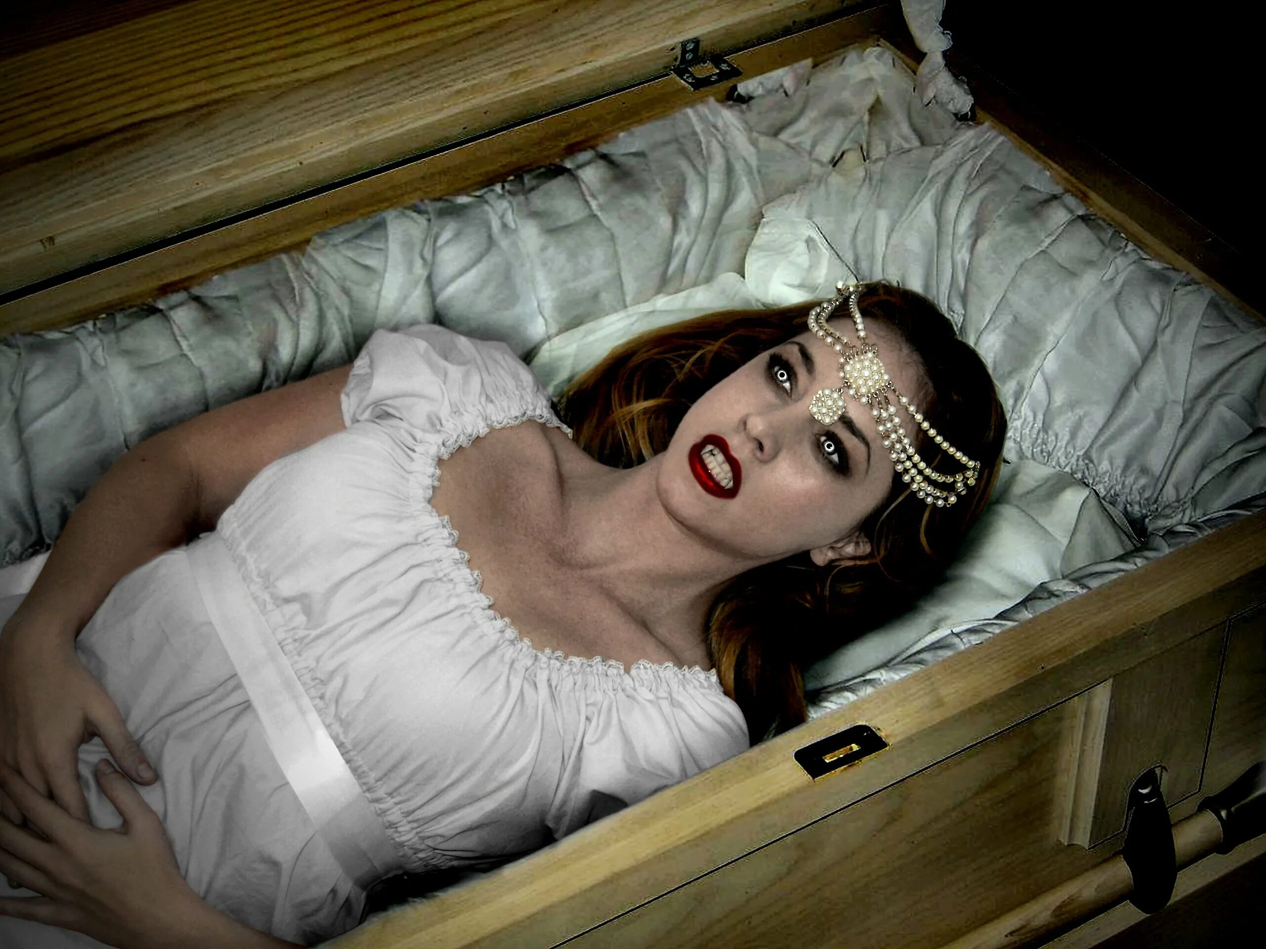 Во сне видеть себя в гробу живой. Красивая мертвая девушка.