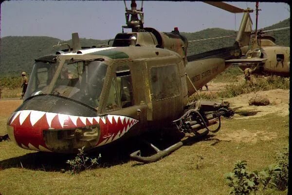 Uh 1 вьетнам. Хьюи вертолет вьетнам. uh-1 во вьетнаме. uh-1 хьюи вьетнам. bell uh-1c.