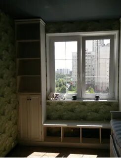 Шкаф вокруг окна в спальне