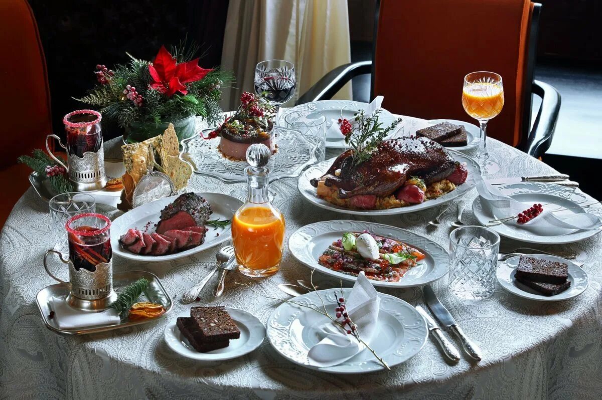 Смачного столу. F k l. Накрытый стол. Сервировка обеда. Накрытый стол с едой.