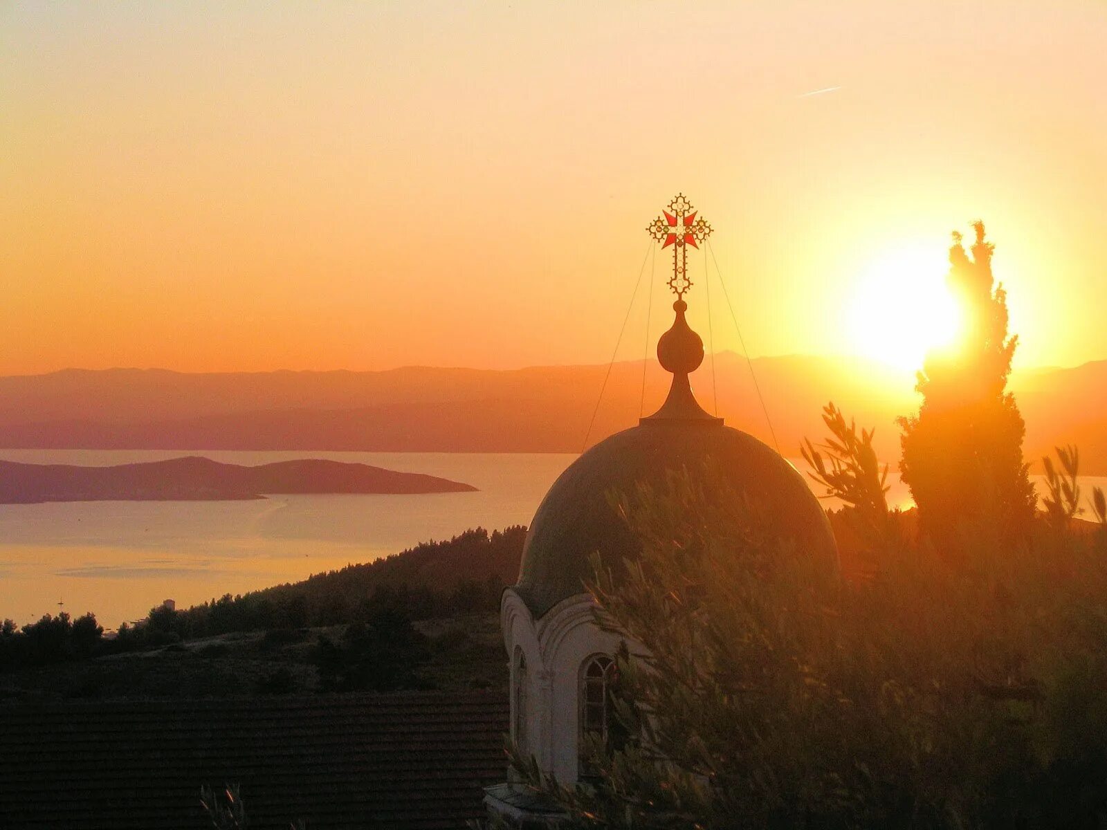 У бога все живы. У бога все живы. Стаи птиц улетают прочь за синее море. У бога все живы. Бог не есть бог мертвых но бог живых.