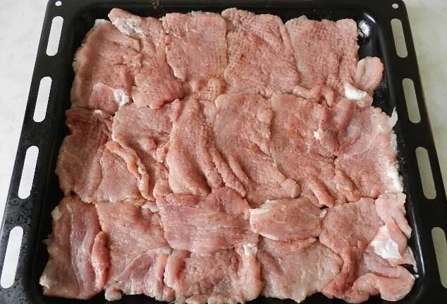 Свиная шея в духовке на протвине. Свинина на противне. мясо в духовке из свинины. противень для мяса. свинина на протвине.
