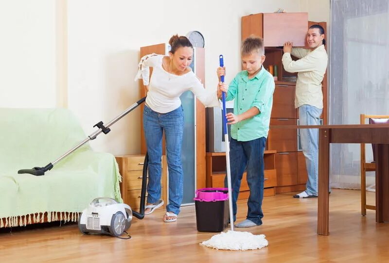 Много помогать по дому. Уборка квартиры всей семьей. Уборка в комнате для детей. Дети помогают родителям. Семья уборка.