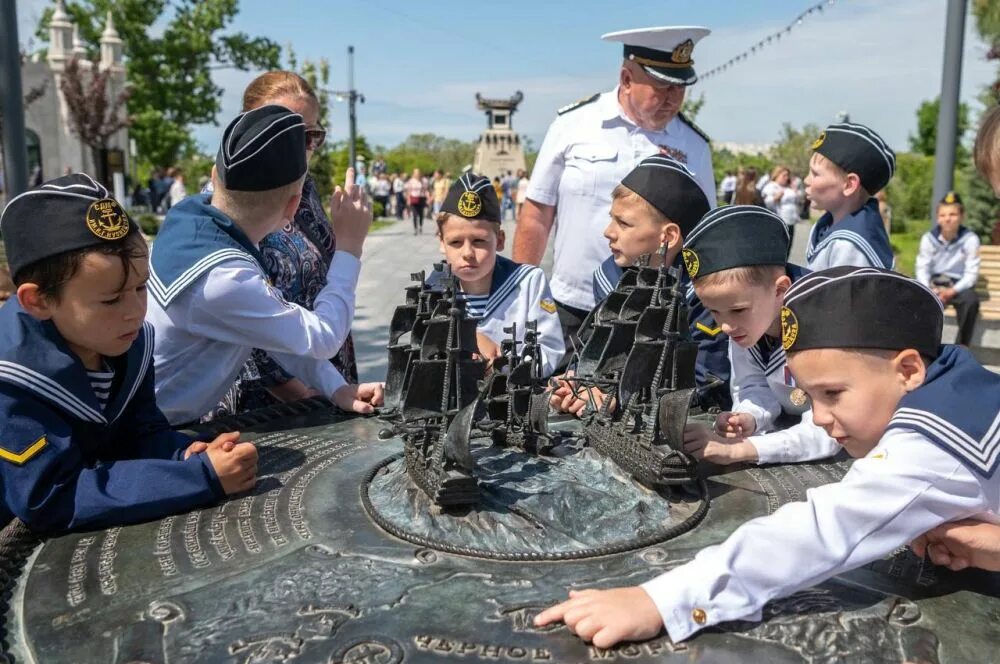 Самые последние новости севастополя. День военно морского флота Севастополь. Севастополь праздник. Севастополь корабль подвиг. Меркурий Севастополь.