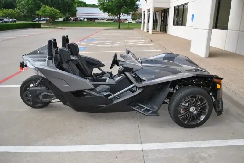 Трицикл Polaris Slingshot. Машина Polaris Slingshot. Трёхколёсный спорткар Polaris. Трицикл Slingshot SL. Polaris slingshot