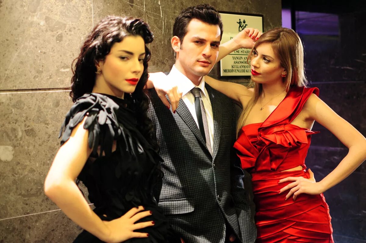 Маленькие тайны на турецком языке. Мерве болугур и бурак озчивит. Бурак озчивит тайны стамбула. Секреты стамбула турецкий. Маленькие тайны на турецком языке.