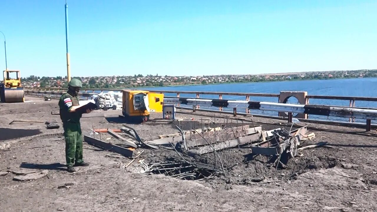 Для разрушения моста достаточно попадания