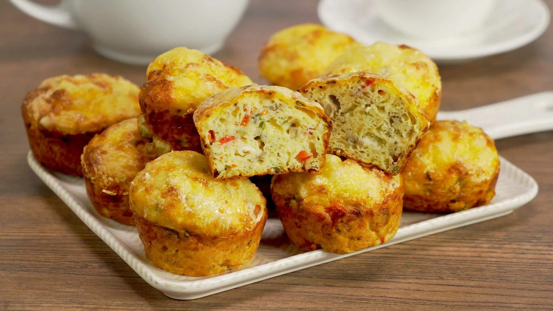 Куриные маффины с сыром. Курино овощные маффины. яичные маффины с курицей. маффины с овощами и яйцом. творожные кексы с овощами.