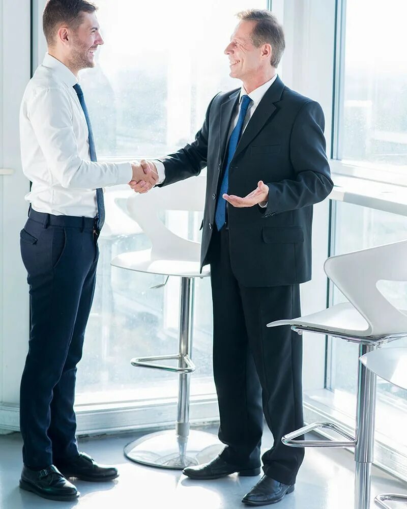 Client handshake. Деловое общение. Деловые переговоры. Бизнес переговоры. Мужчины пожимают руки.