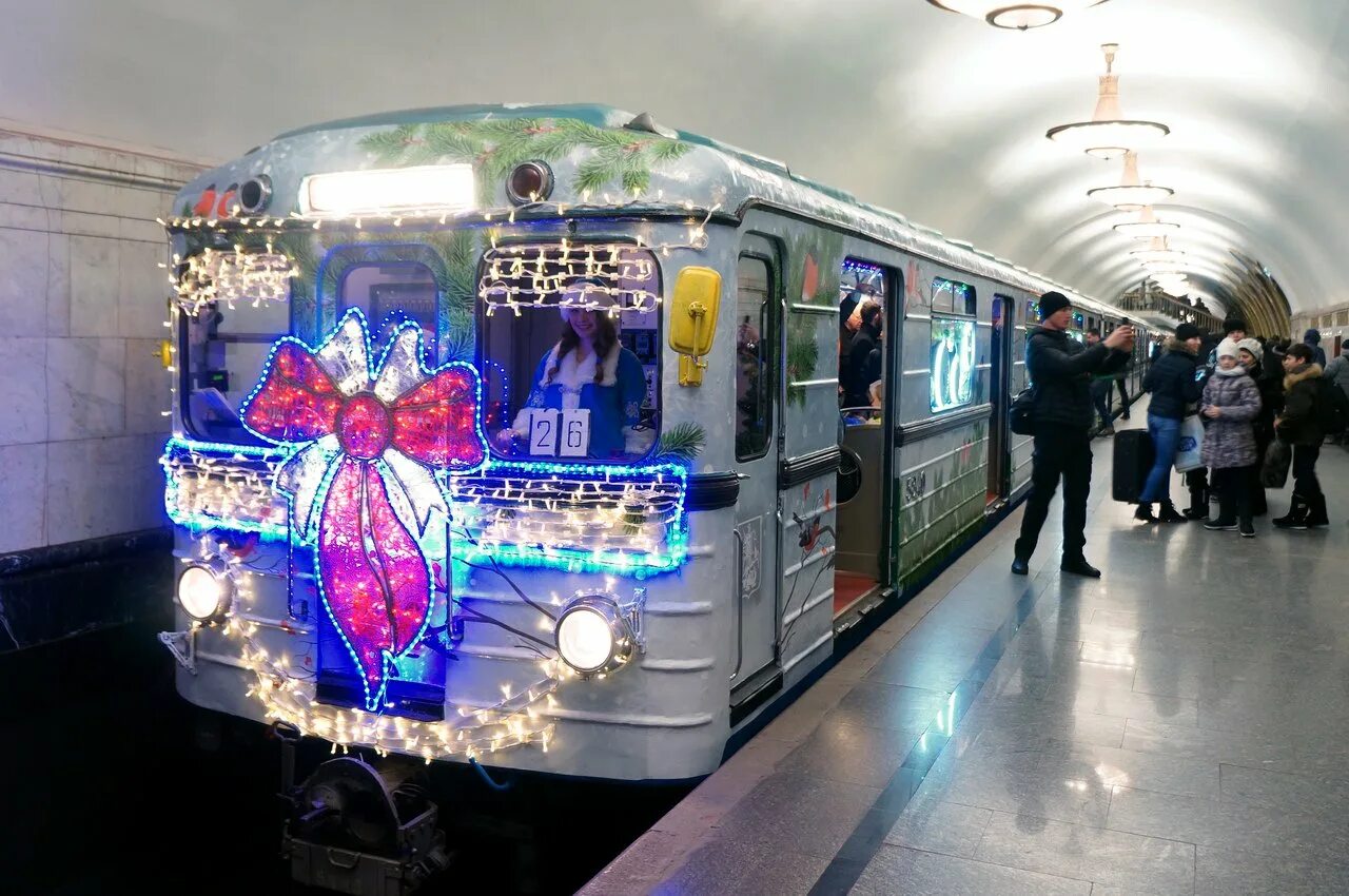 Новогодний метро. Московский метрополитен еж3. еж3 метропоезд новогодний. еж-3 вагон метро. новогодний поезд еж3.