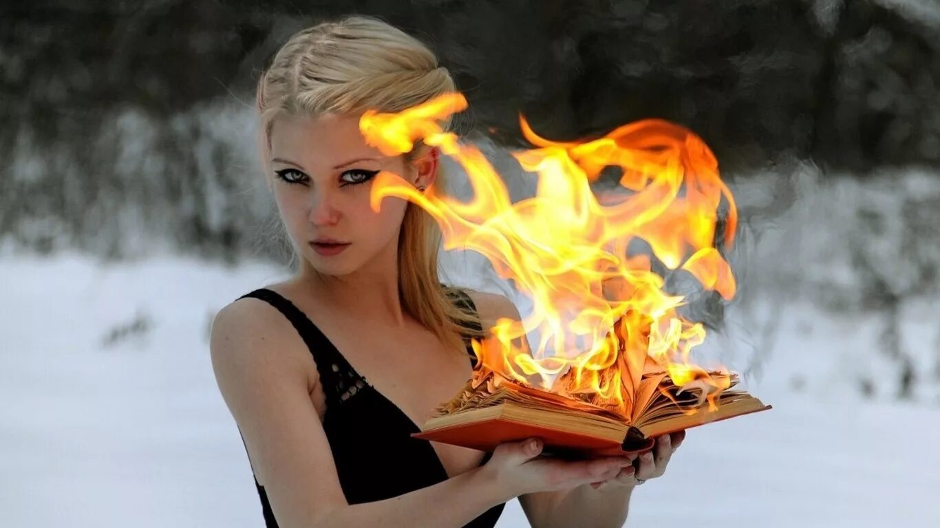 Женщина в огне книга. Огонь в руке. Женщина огонь. Ведьма блондинка. Фотосессия с огнем.