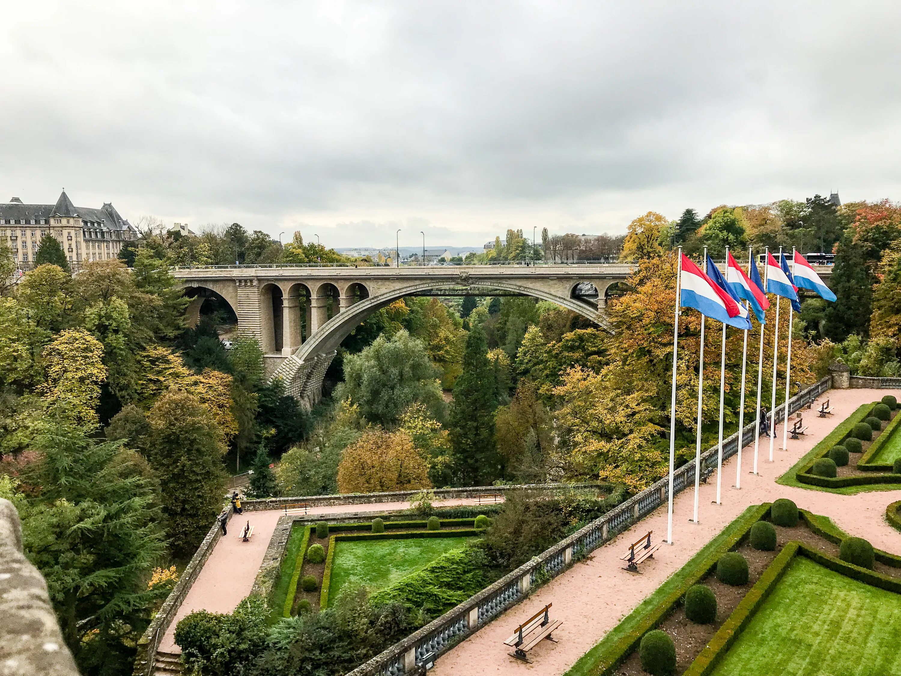 На каком говорят в люксембурге. Мост Адольфа в Люксембурге. Масто Дольфа Люксембург.. Достопримечательности Люксембурга мост Адольфа. Адольфов мост в Люксенбург.