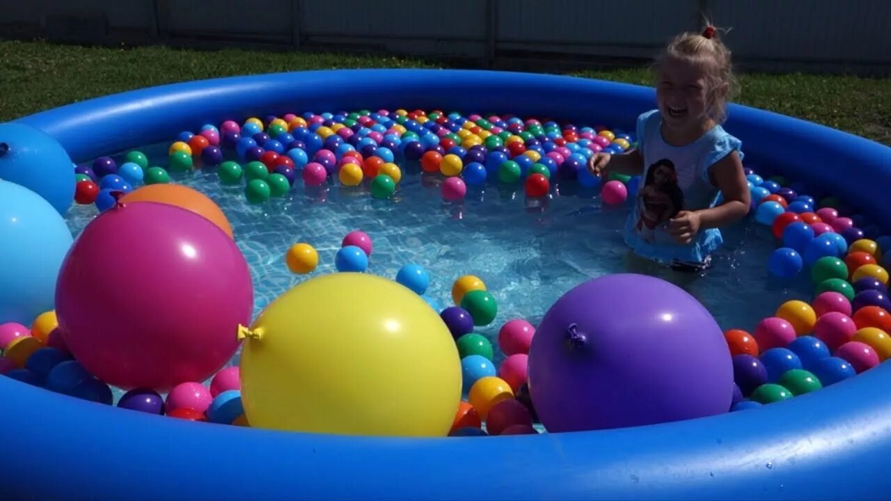 Включи большие шары. Надувной бассейн с шариками. Бассейн с шарами. Бассейн с шариками огромный. Гигантский бассейн с шариками.