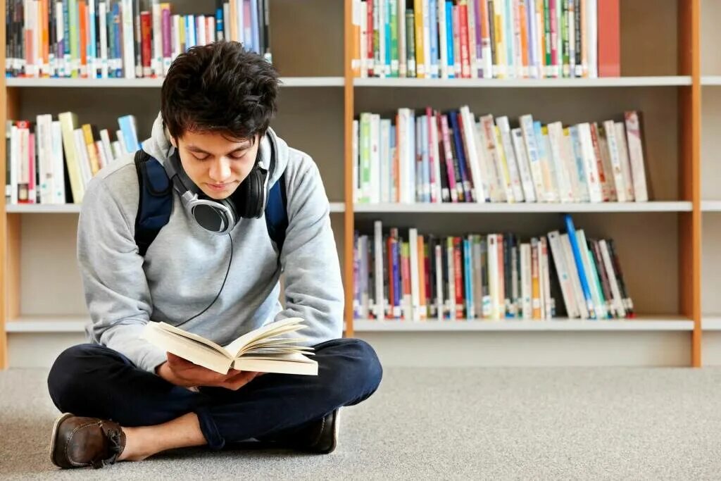 Mark am a student. Чтение книг. Подросток с книгой. Подросток с книжкой. Чтение подростки.