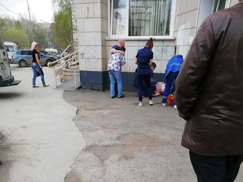 Новосибирск высота с 7 этажа. Новосибирск девушка выпала из окна. Сон закрывать дверь изнутри. На улице кошурникова в новосибирске из окна выпала женщина. 22.