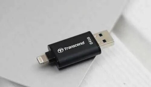 Флешка на айфон фото. USB Transcend флешка для айфона. Трансценд флешка для IPAD. Флешка с разъемом Lightning. Флешка для IPAD 2020.