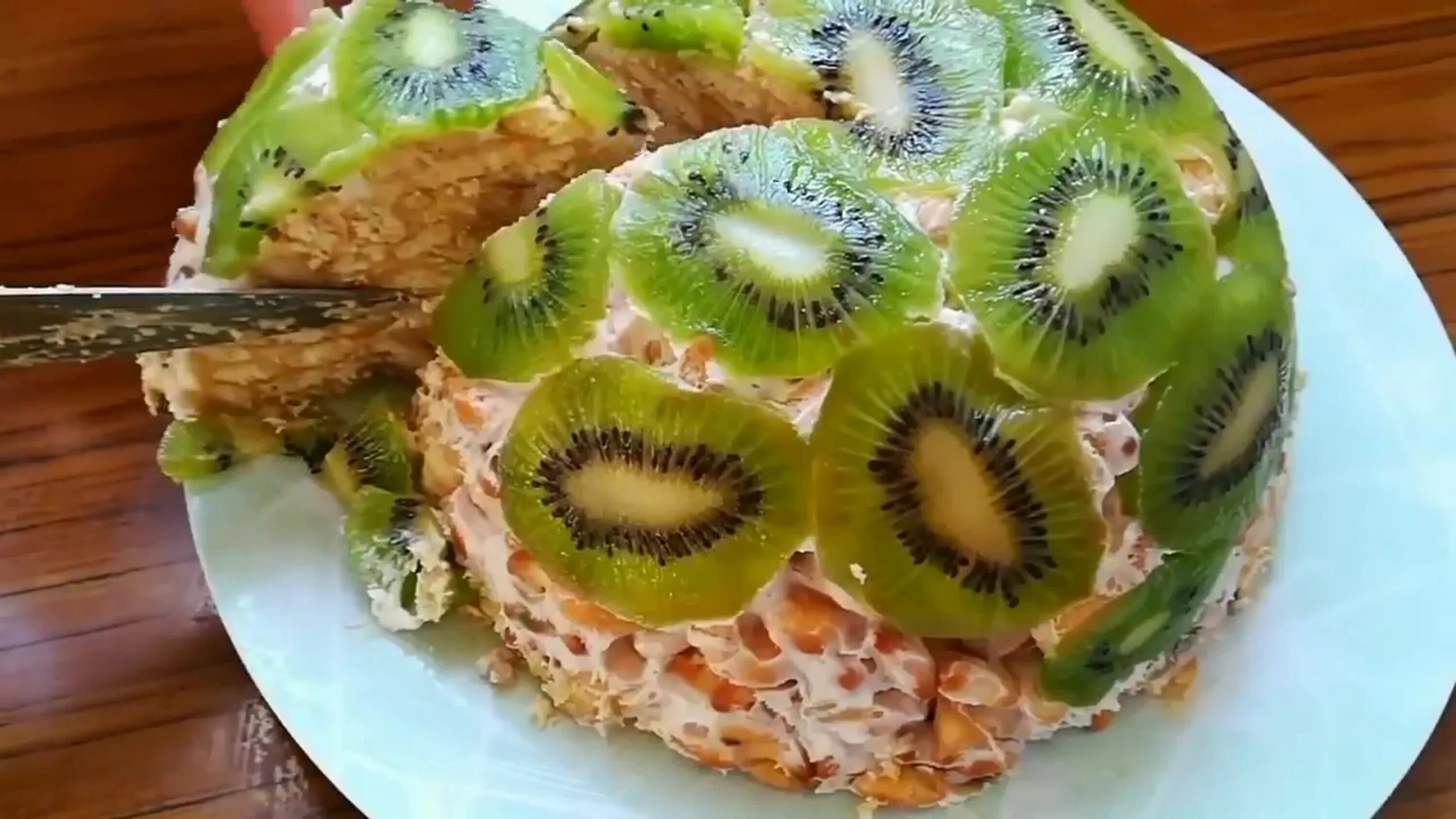 украшение торта киви и бананом. украшение торта киви и бананом. сметана киви банан. торт без выпечки с фруктами и печеньем. торт с киви и бананом желе.