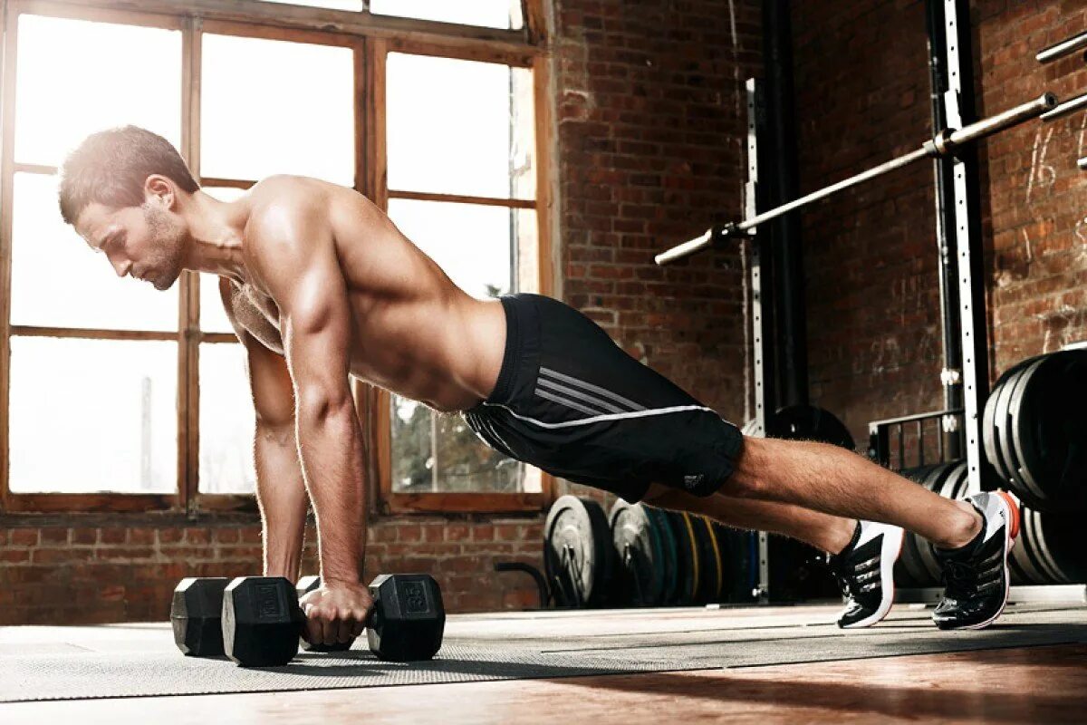 Качки в зале. Тренажерный зал. Заниматься в спортзале. Спортсмен в спортзале. Спортивный мужчина.