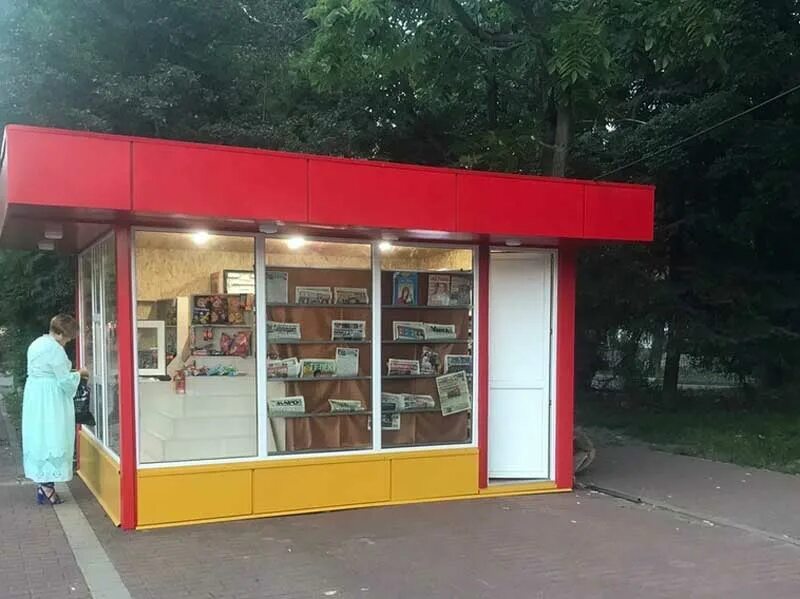 Киоск с газетами. Палатка ларек. Мороженое в москве ларьки. Газетные киоски в москве. Находится в киоске.