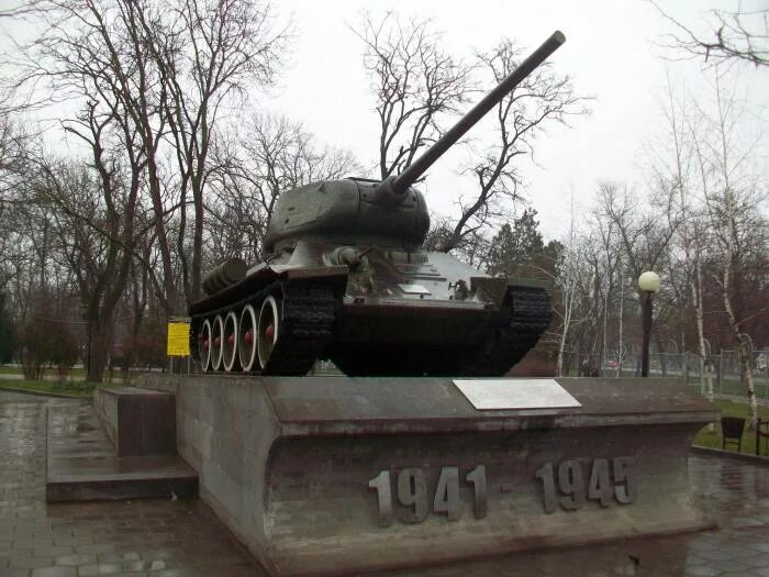 Памятники георгиевск. Памятник т34 Георгиевск. Танк в парке Георгиевска. Мемориал оружие Победы в Георгиевске. Памятник танк в Георгиевске.