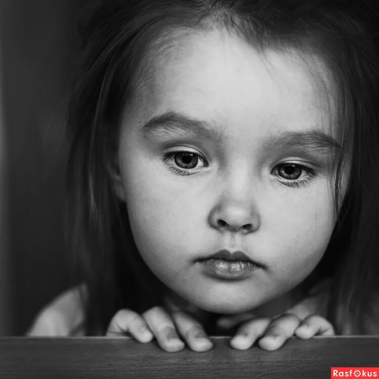 Эмоциональные портреты детей. Грустный малыш. Грустный ребенок. Ребенок грустит. Лицо грустного ребенка.