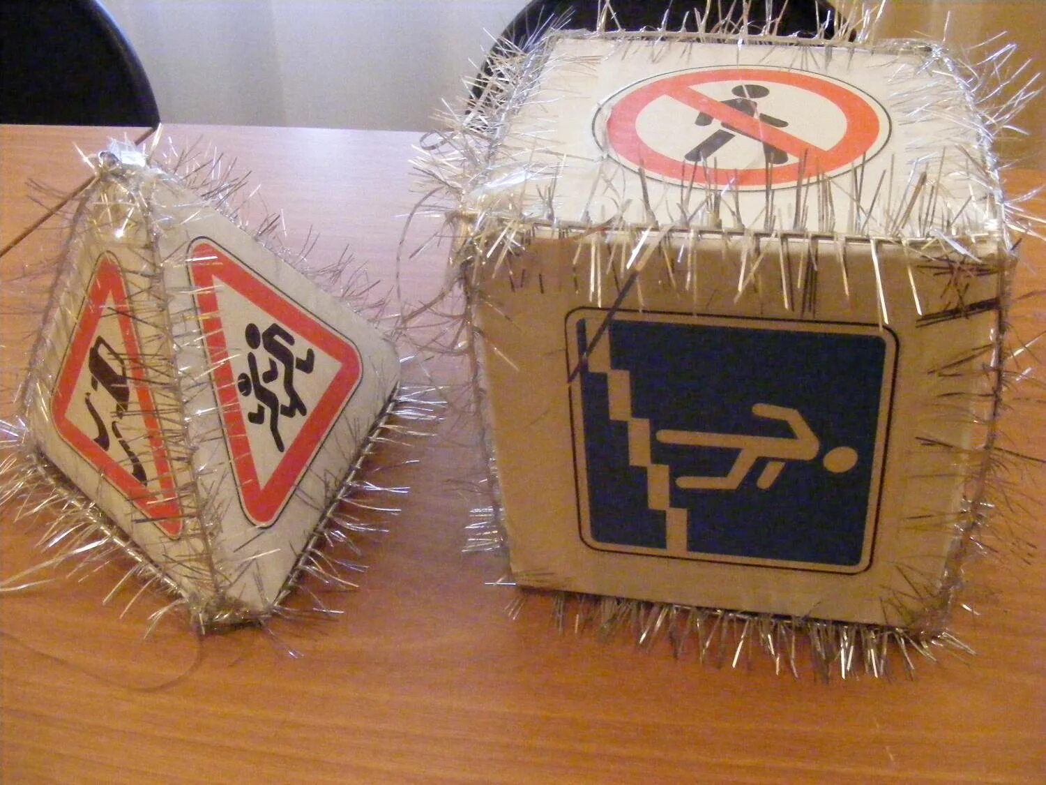 дорожный щнакина новогодней елке. игрушка на елку в виде дорожного знака. новогодняя игрушка в виде дорожного знака. дорожный знак на новогодней елке. новогодняя игрушка по пдд.