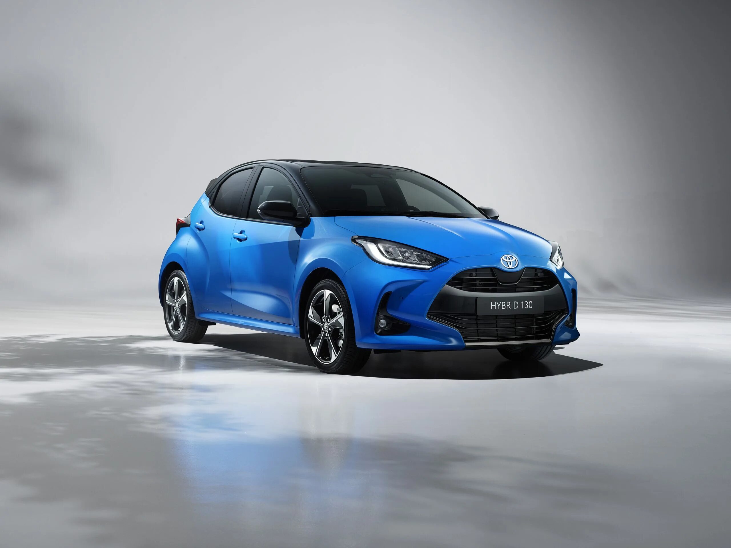 Хэтчбеки yaris. Тойота ярис гибрид. toyota yaris hybrid 2025. toyota yaris 2025. тойота ярис 2025.