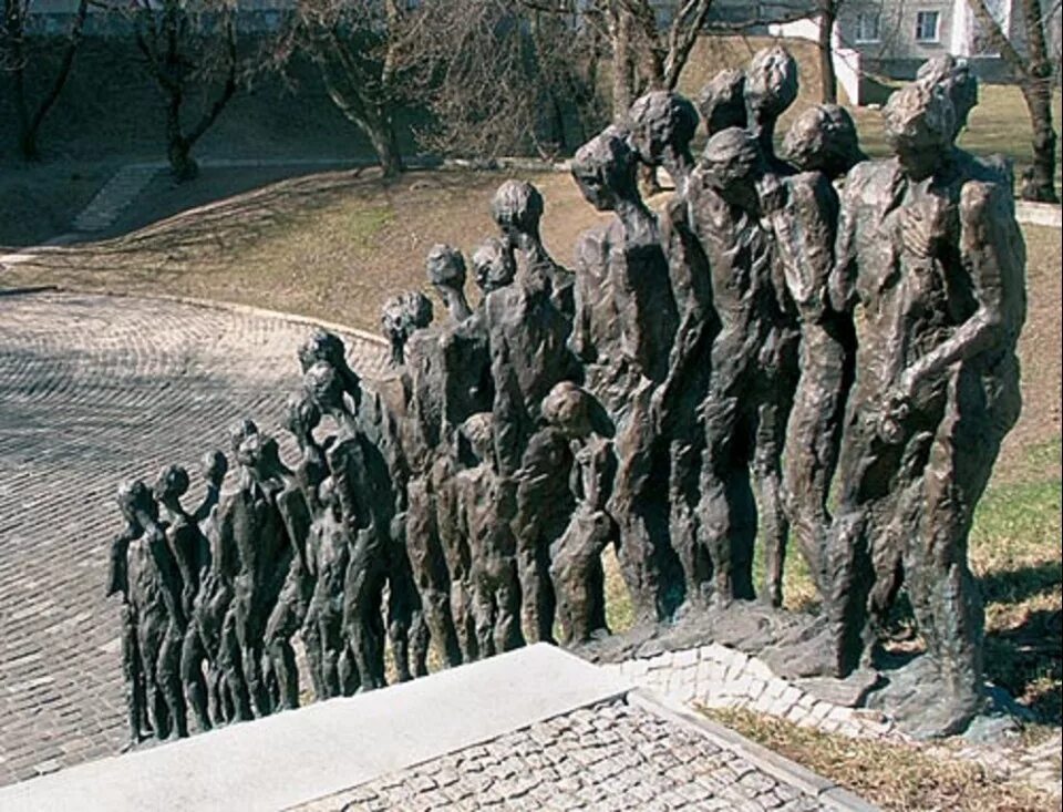 Жертвы холокоста в беларуси. Памятник жертвам холокоста яма. мемориал жертвам холокоста памятники жертвам холокоста. памятник жертвам фашизма хатынь. белоруссия памятник жертвам нацизма.