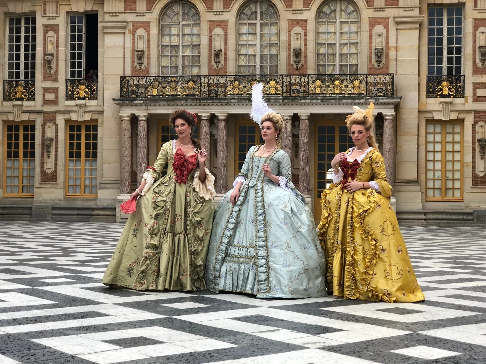 Платье версаль. Бал маскарад Версаль 18 век. Версаль придворные.