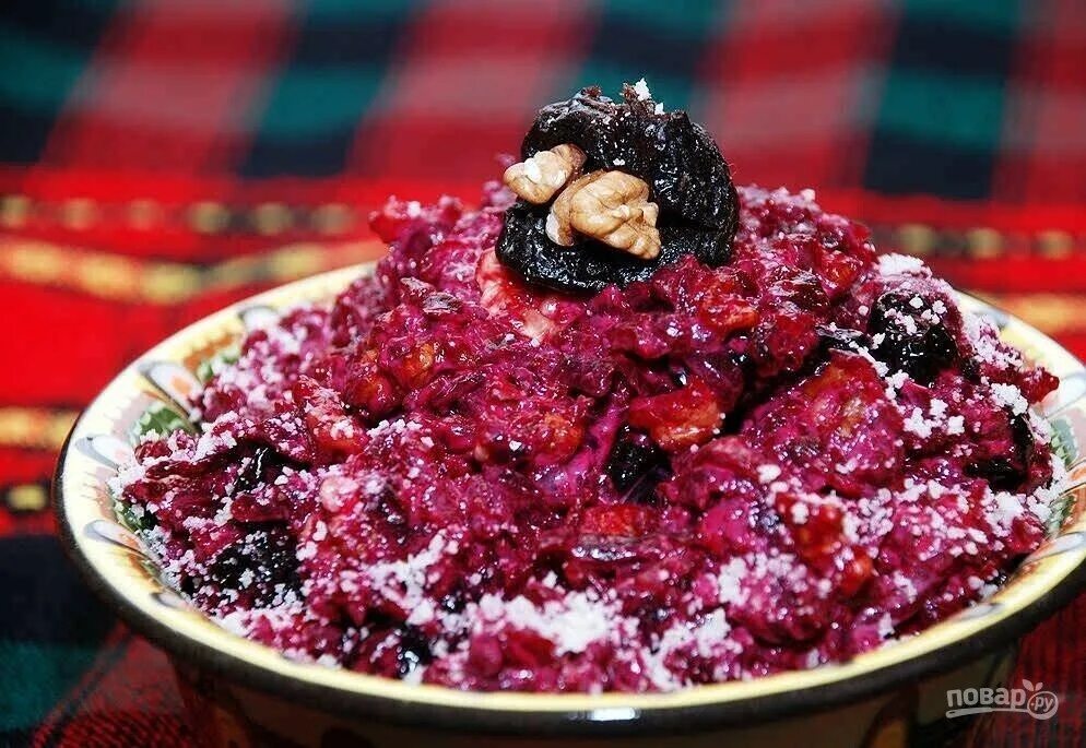 Свекольный салат с грецкими орехами и черносливом. Салат свекла с черносливом и грецким орехом. Салат со свёклой и грецкими орехами и чесноком. Свекольный салат с грецкими орехами и черносливом. Салат из свёклы с черносливом и грецким орехом.