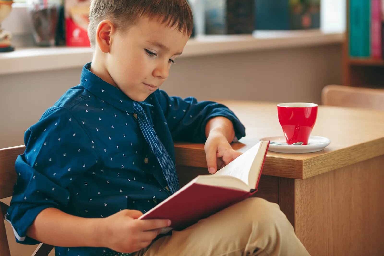 Дети читают. Мальчик читает. Ученик читает. Школьник читает. Читать мальчик 8 лет
