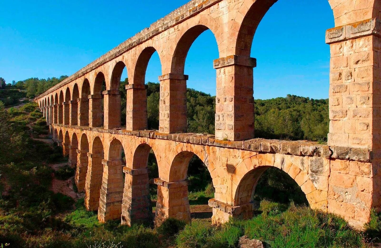 Акведуки в древнем Риме. Аква Аппия акведук. Мосты акведуки в древнем Риме. Древний Римский акведук.