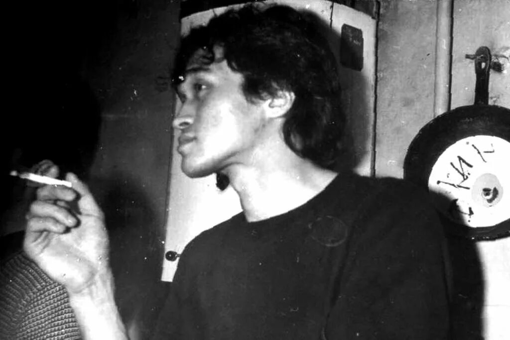 Виктор цой 1990. Виктор цой 1978. Виктор цой. Виктор цой 1990. Виктор цой пьяный.